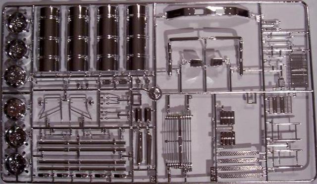 Wie bei den meisten US - Truckbausätzen liegen auch hier eine Menge Chromteile bei, die auf den ersten Blick sehr gut verarbeitet wurden.