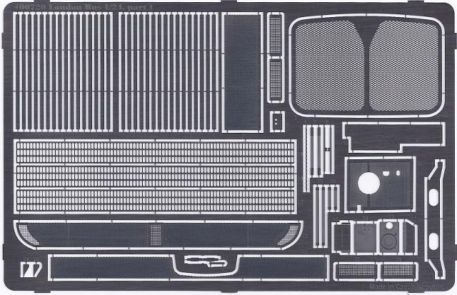 Die erste Platine, unter anderem mit dem markanten Kühlergrill