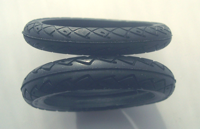Die Reifen sind realistisch wiedergegeben und haben minimalen Grat an den Formtrennstellen.