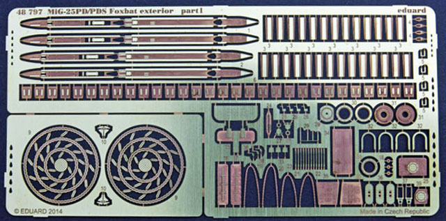 Platine 1: Hauptsächlich Teile für Schubdüsen, Pylone und Fahrwerk