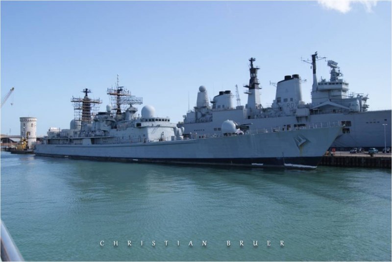 Manchester (Batch III) und Ark Royal wenige Monate nach der Außerdienststellung am 09.05.2011 in Portsmouth 