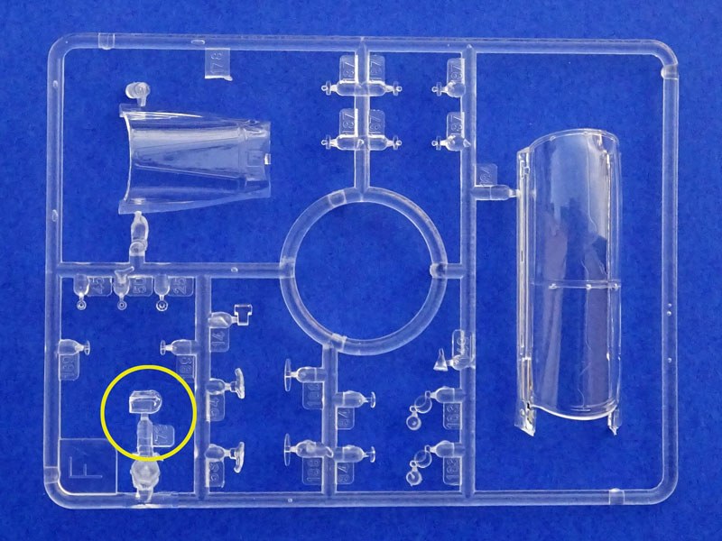 Die Klarsichtteile - im gelben Kreis Teil F173, das bei manchen Bausätzen fehlt.