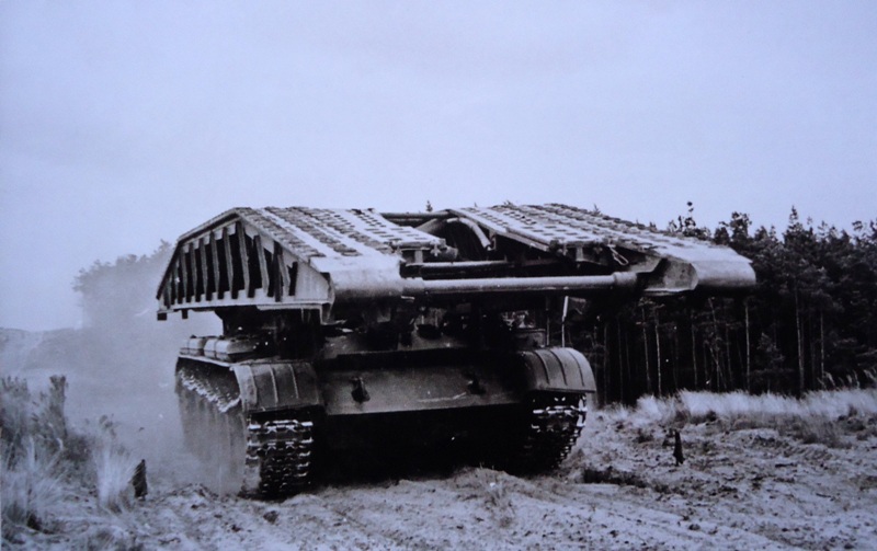 Der MTU-12 war der erste Brückenlegepanzer der NVA.