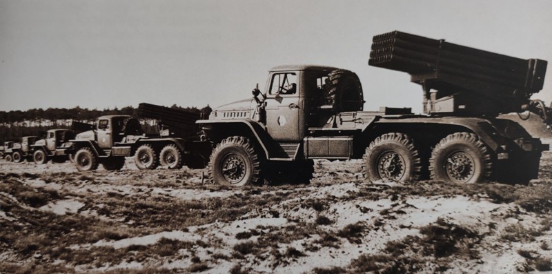 Geschosswerfer BM-21 auf Ural 375D.