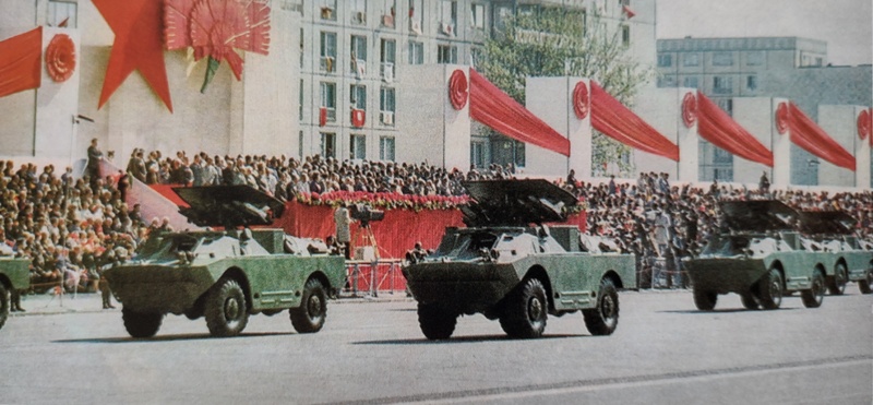 25 Jahre DDR: Gefechtsfahrzeuge 9P122 paradieren auf der Karl-Marx-Allee.