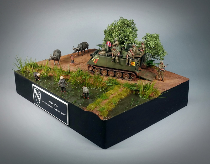 Ein gut ausgeleuchtetes Diorama (1:72) vor grauem, neutralen Hintergrund