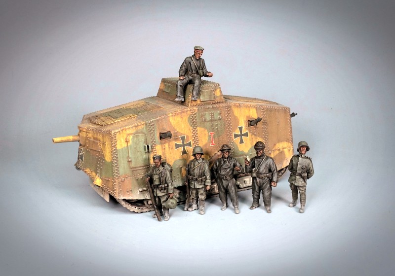 Anschauungsbeispiel: deutsche Soldaten/Erster Weltkrieg von Munich vor einem A7V im Maßstab 1:72.